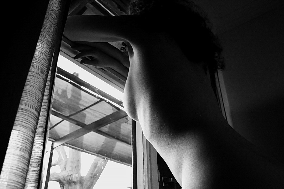 Mujer desnuda en ventana